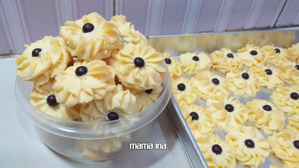 Resep Kue Semprit Mawar untuk Lebaran - Mama Ina